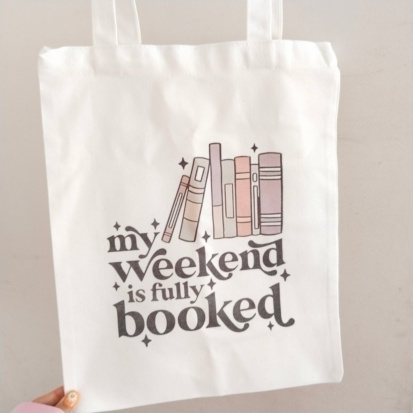 Bolsa de tela entre libros