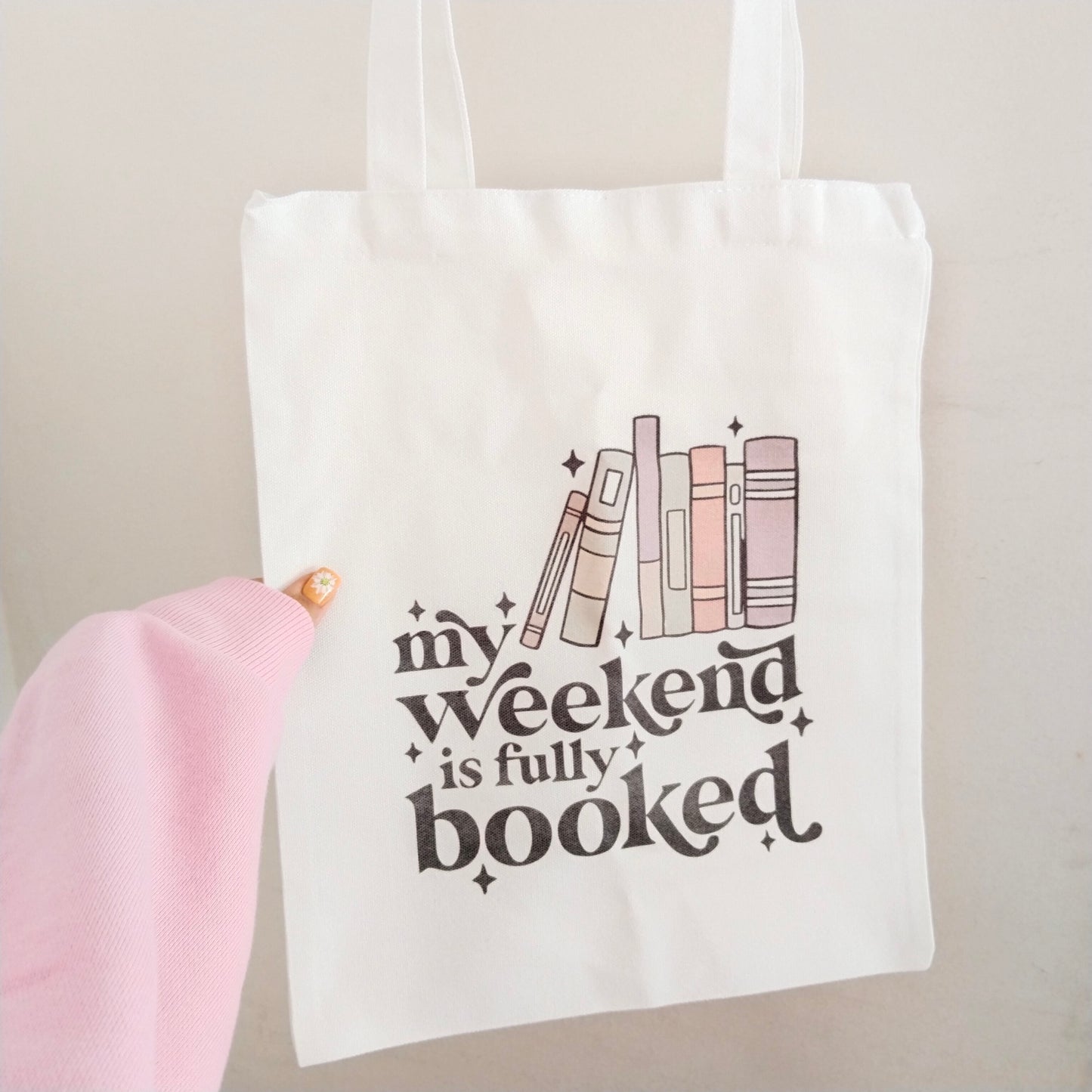 Bolsa de tela entre libros