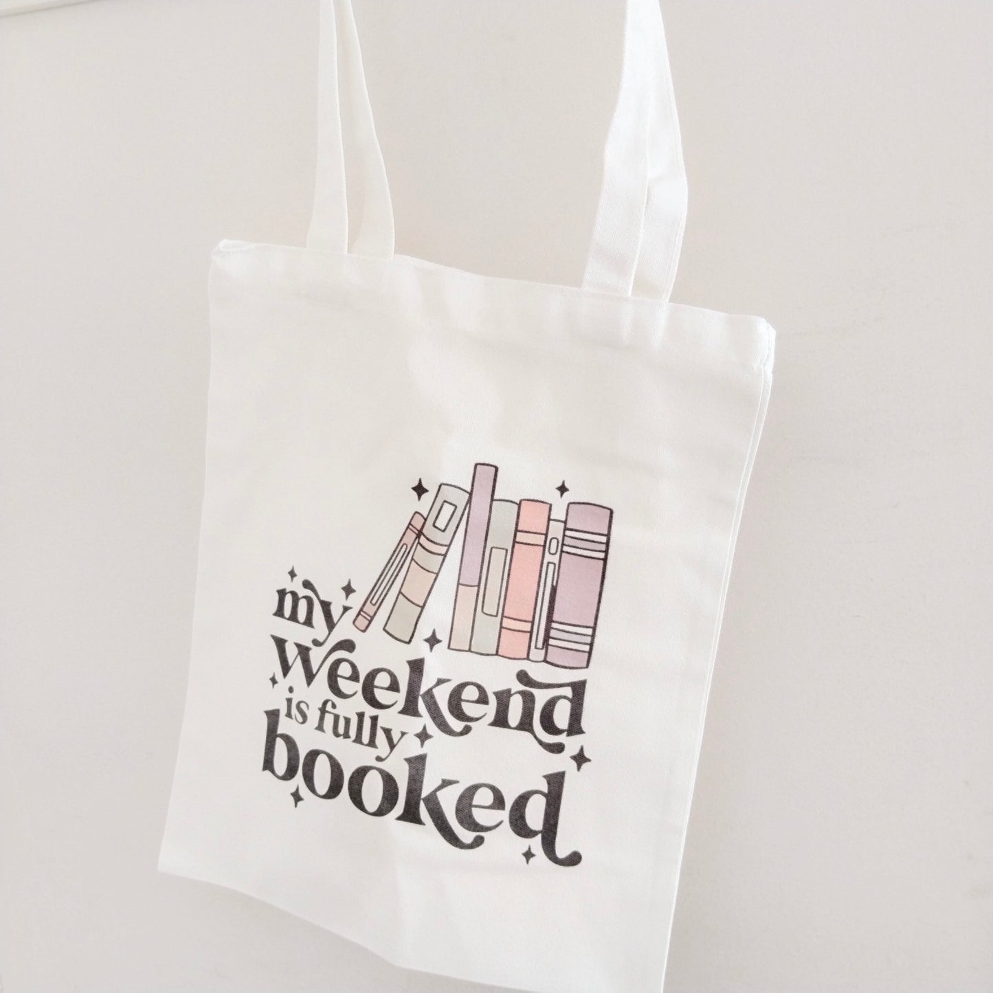 Bolsa de tela entre libros