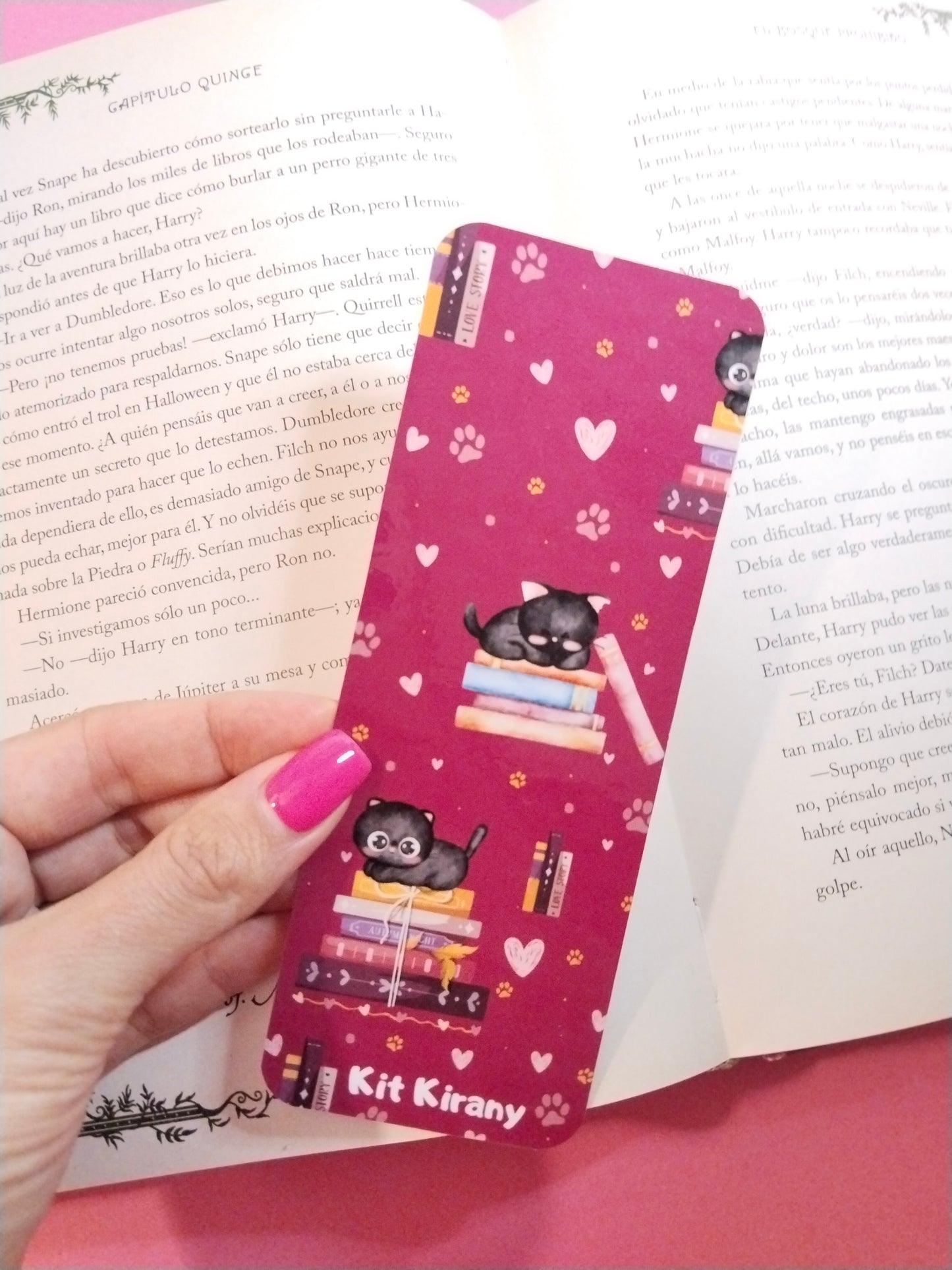Marcapáginas gatito entre libros