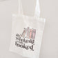 Bolsa de tela entre libros