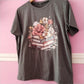 Camiseta libros y flores