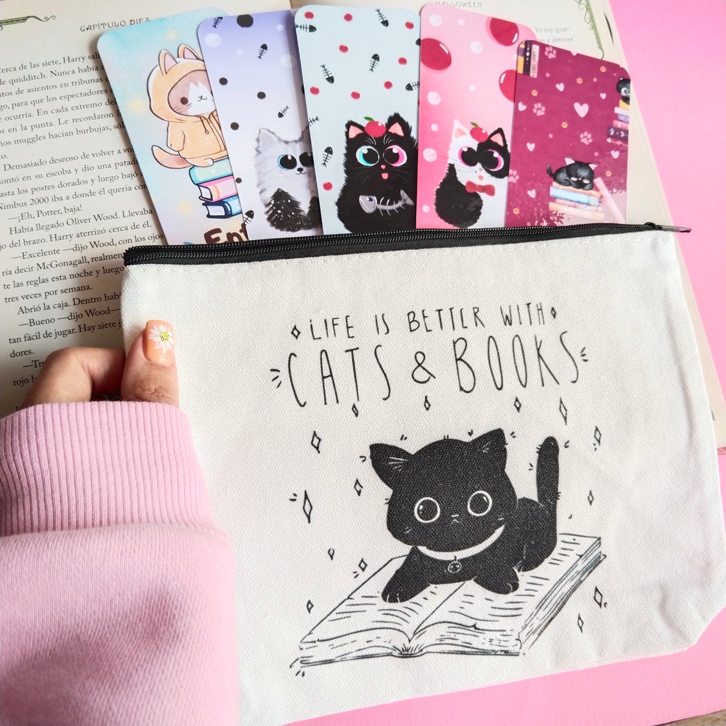 Mini bolsa de tela gatito entre libros