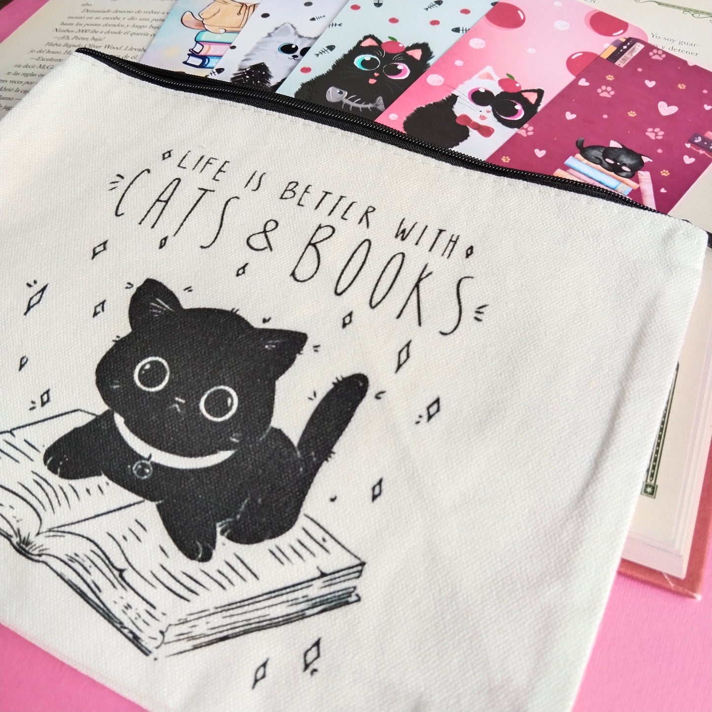 Mini bolsa de tela gatito entre libros