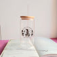 Vaso de cristal gato negro entre libros
