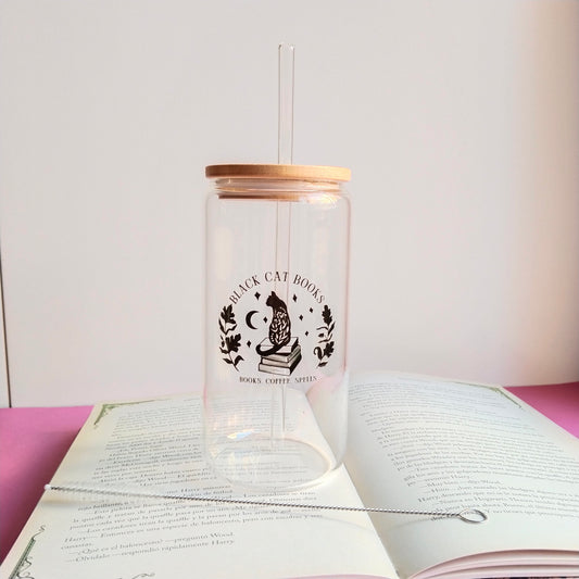 Vaso de cristal gato negro entre libros