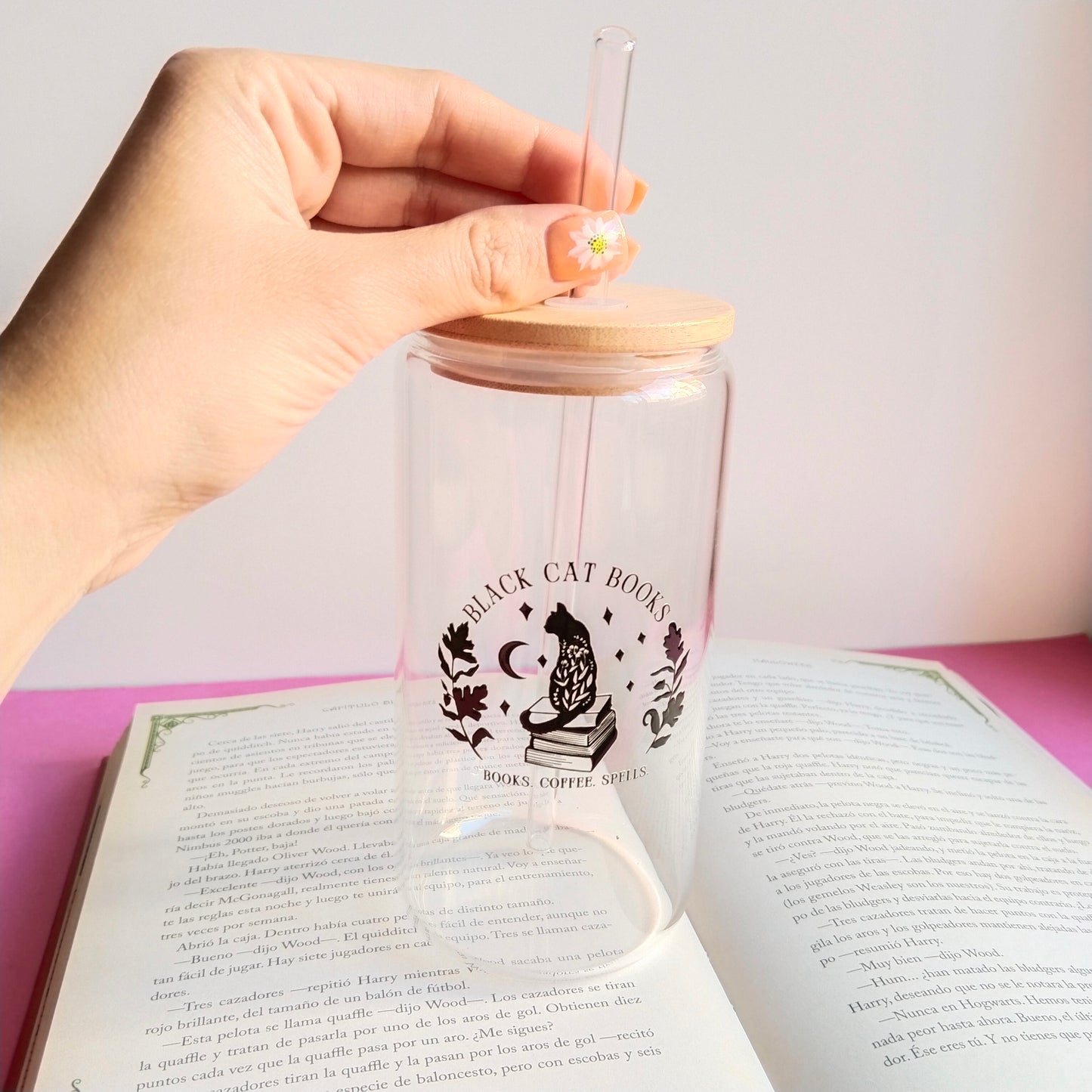Vaso de cristal gato negro entre libros