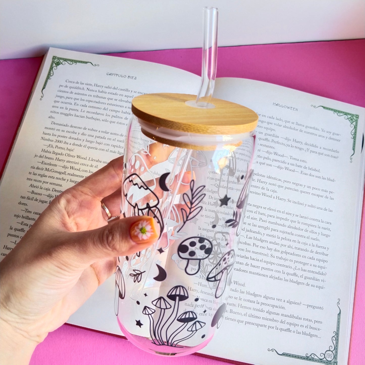Vaso de cristal setas entre estrellas y lunas