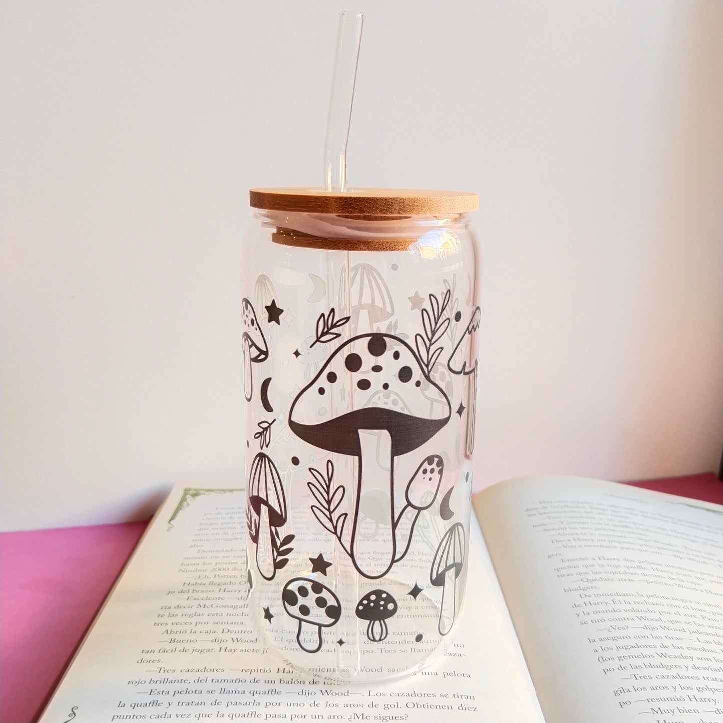 Vaso de cristal setas entre estrellas y lunas