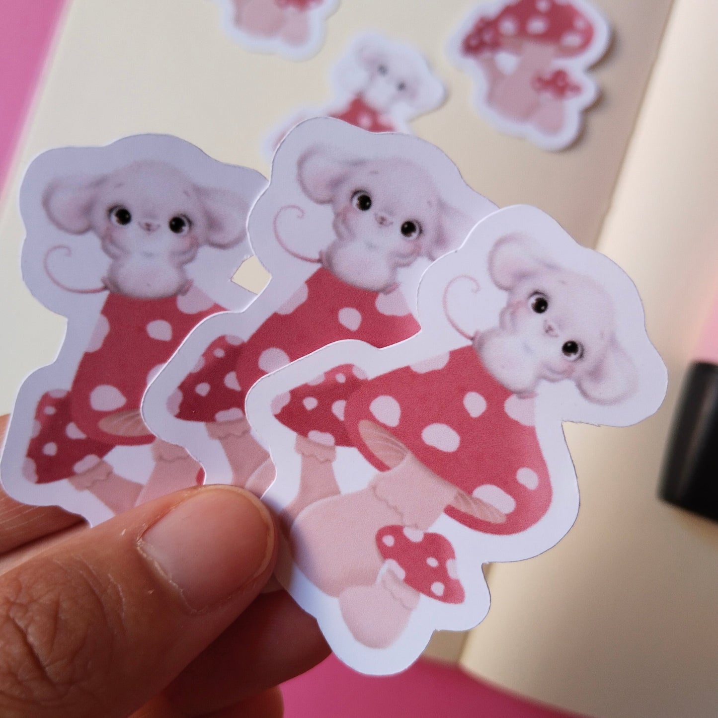 sticker ratoncito sobre la seta kit kirany
